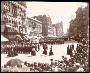 Polizei marschiert in einer Parade der New Yorker Polizei, New York, 1898